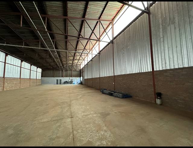 700M² WAREHOUSE TO LET IN WADEVILLE